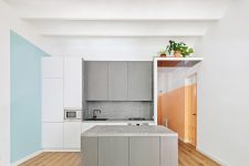 07 The kitchen also shows off color blocking with graphite grey furniture and a light blue square