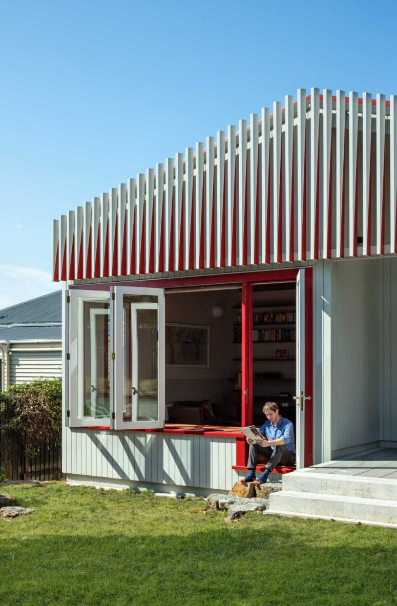 The window can be completely folded to enjoy fresh air and good weather