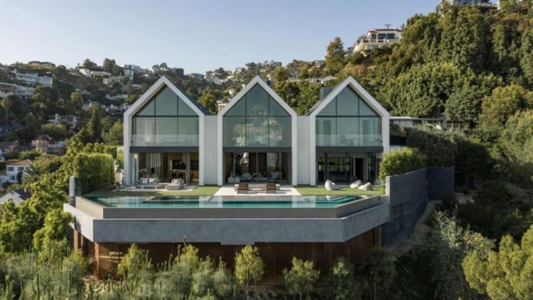 This contemporary house sits on top a cliff that overlooks LA and consists of three symmetrical volumes