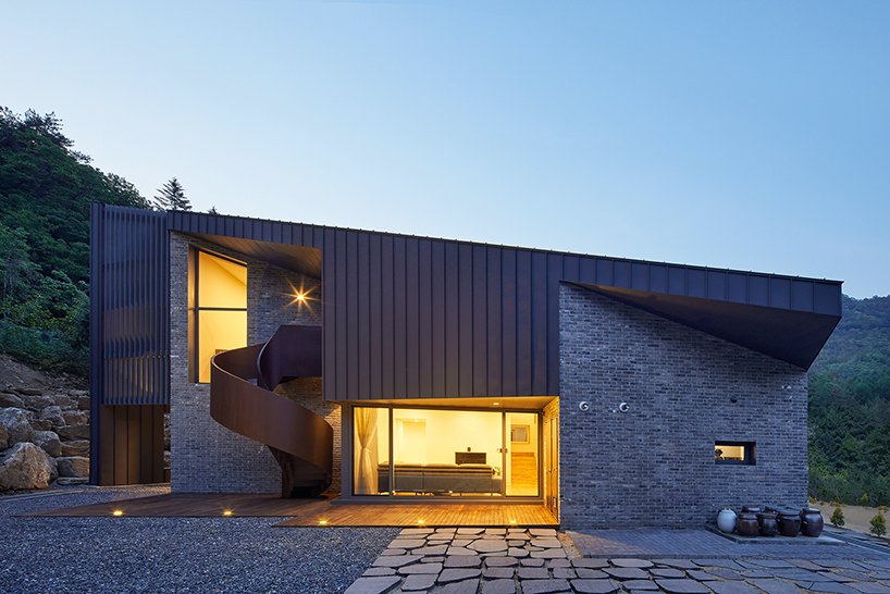 The house has glazing and large windows that allow enjoying the views and natural light in