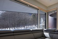 07 The house is filled with light and enjoys the views of the mountains and forest around