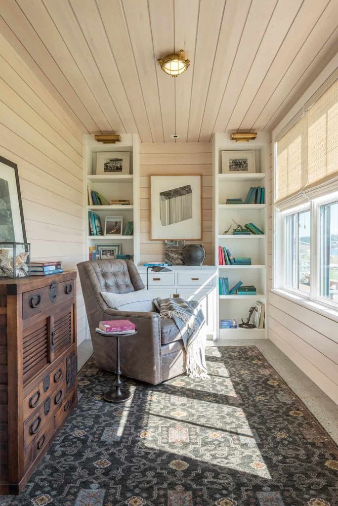 A reading nook was set up in front of a window, furnished with charming retro pieces