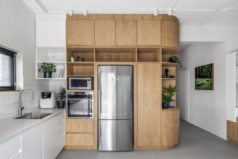 The kitchen has a beautiful custom oak unit with a curved end and a stylish and modern design