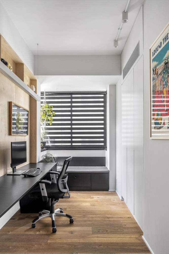 The home office is small and laconic, with a long desk, enough for two, a windowsill bench and greenery