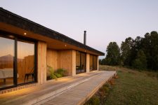 06 The wooden deck that links the bedrooms is gradually lowered until it become flush with the garden