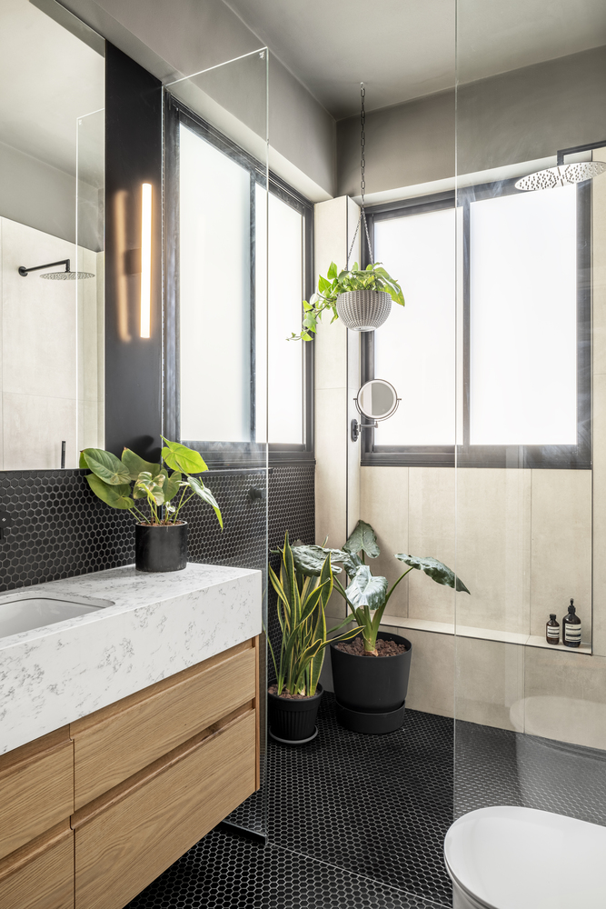 The bathroom has a very fresh and welcoming design based on warm neutrals and elegant patterns