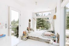 09 This bedroom also features cool views and an entrance to the terrace, the space is very boho