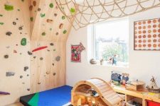 02 a fun and creative kids’ playroom with a climbing wall, a net and many toys is a very bold idea to try