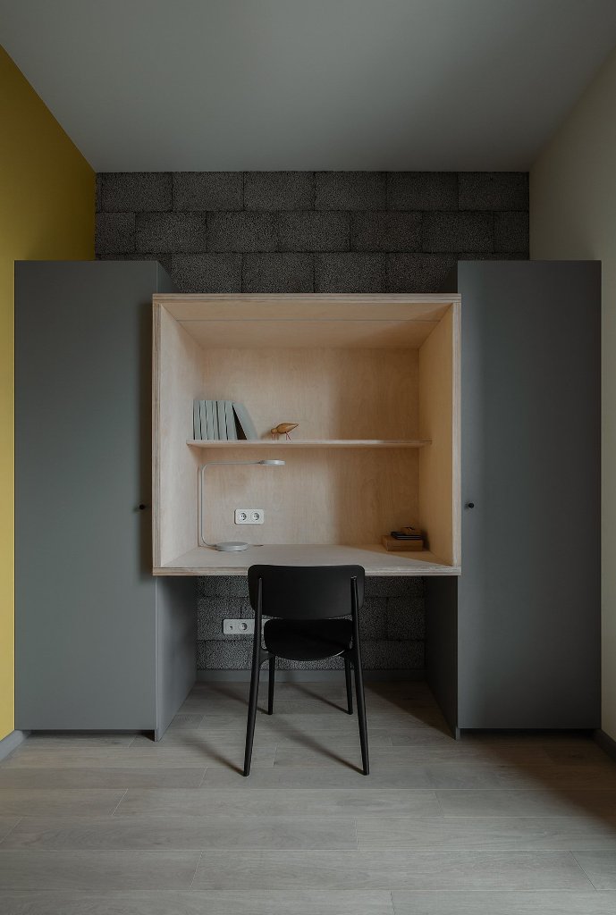 The home office shows off two storage units and a niche for workin in between