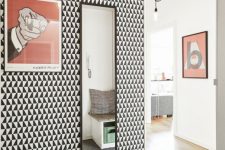 17 monochrome geometric wallpaper in the entryway for an eye-catching touch and a pattern touch in the space