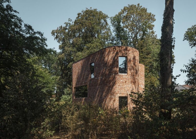 The shape is so catchy because all the growing trees were left untouched here and the house was built around them