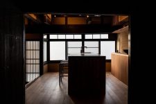 04 The kitchen is raised, made of wood and has a central island covered with layers of Urushi