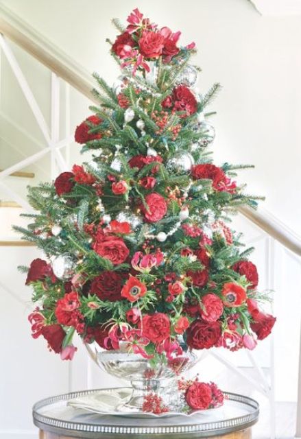 26 Whimsical Floral Christmas Tree Decor Ideas - DigsDigs