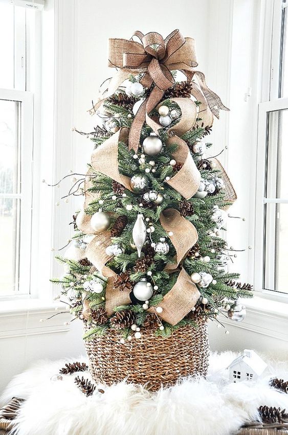 25 Ways To Decorate A Classic Tabletop Christmas Tree - DigsDigs