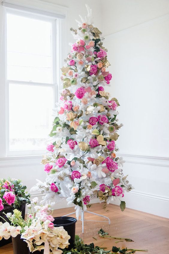 26 Whimsical Floral Christmas Tree Decor Ideas DigsDigs