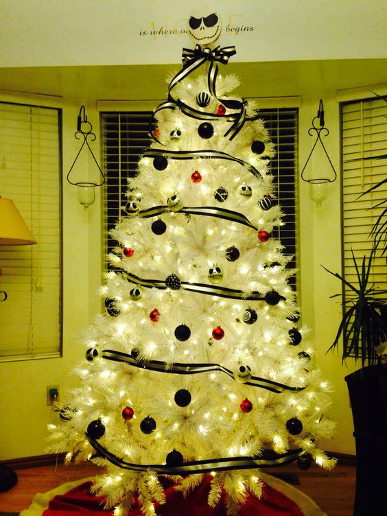 simple yet cute white christmas tree decor