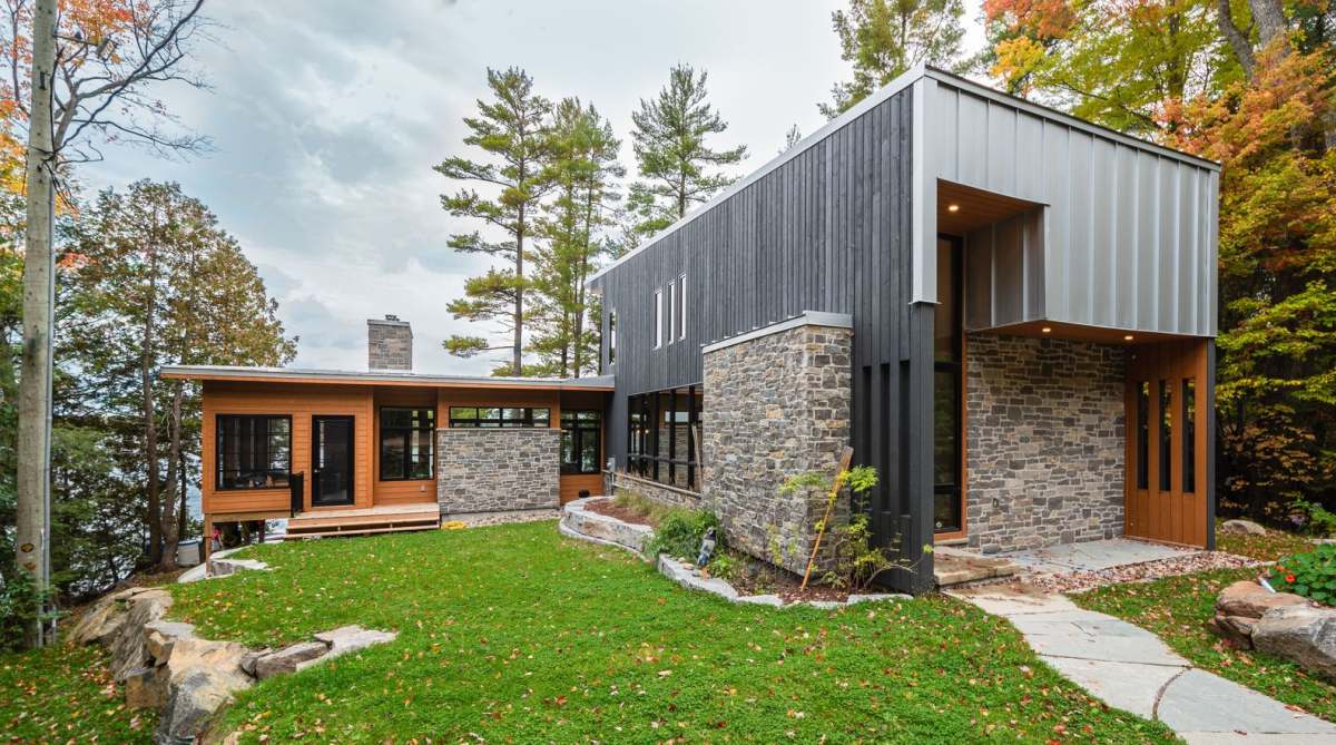 This beautiful lake cottage is a very cozy dwelling right in the center of wilderness and it features amazing views This beautiful lake cottage is a very cozy dwelling right in the center of wilderness and it features amazing views