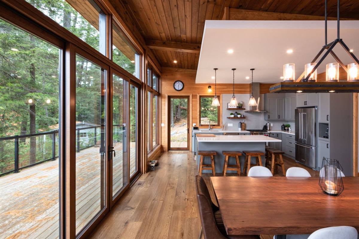 The main layout is comprised by a kitchen, a dining space and a living room, with much natural and artificial light The main layout is comprised by a kitchen, a dining space and a living room, with much natural and artificial light