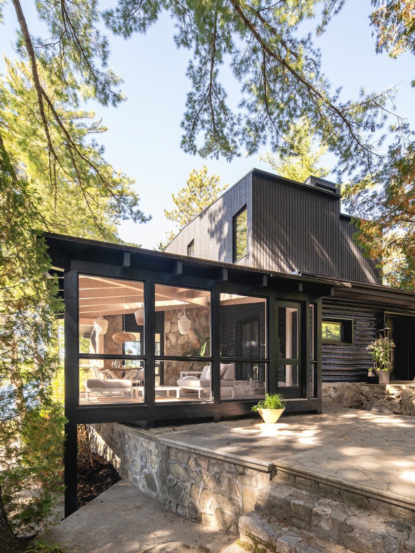 The architects decided to extend the cabin not to the sides but to the top to catch more the views of the lake