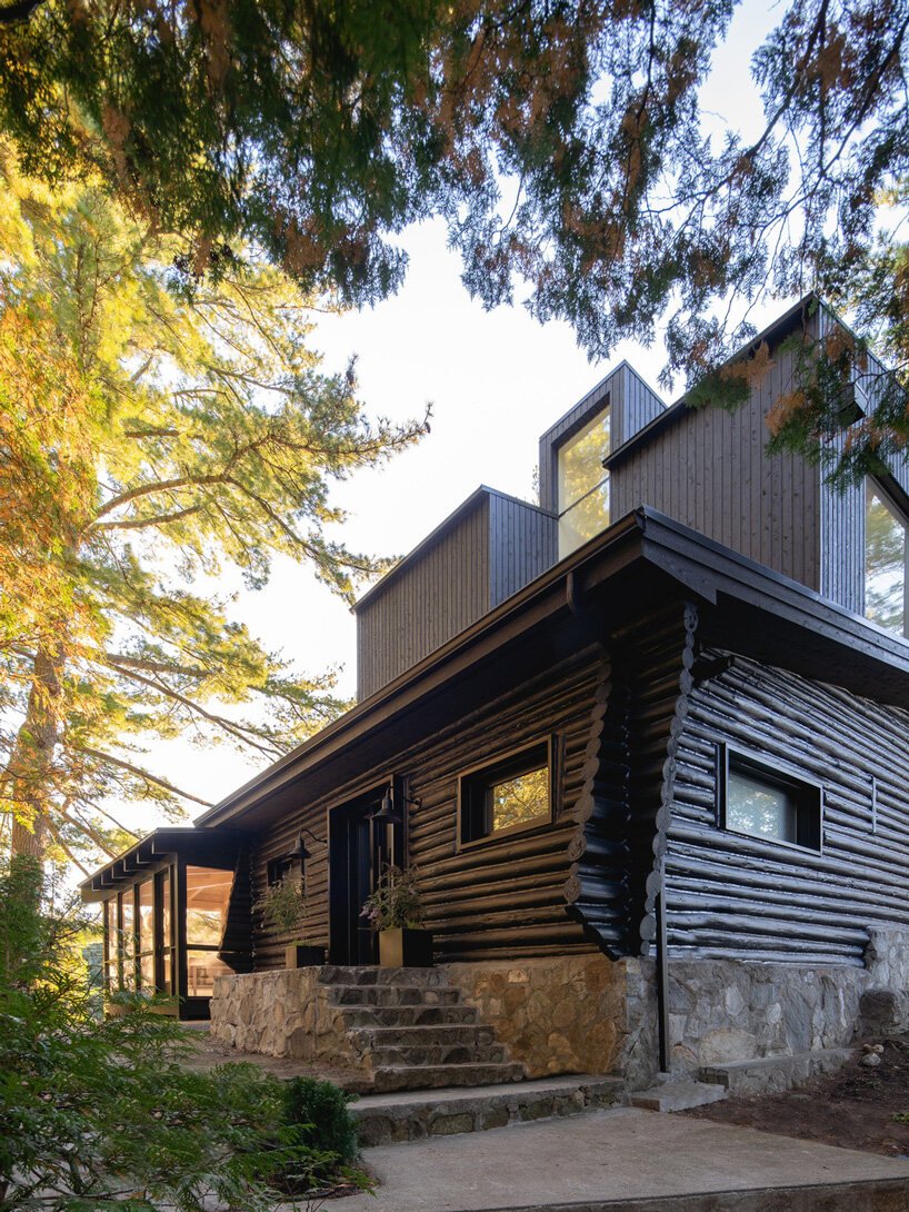 The house looks rather catchy mixing up the styles and materials
