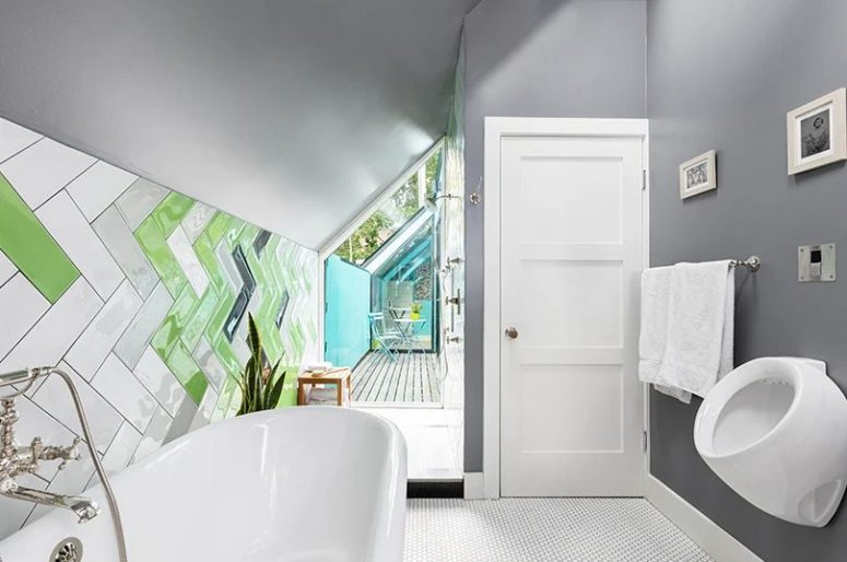 There's a glazed wall with a view to the balcony to bring more light inside the bathroom