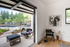 09 Sliding doors offer easy access into the garden and the courtyard from every section of the house