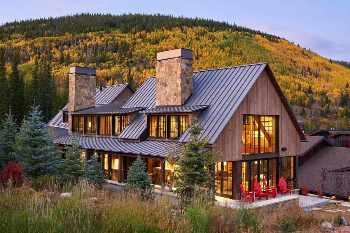 This stylish and cozy house in Copper Mountains is inspired by barns and looks very welcoming and cool