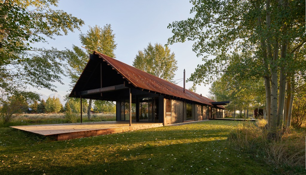 This stylish and welcoming house is built by an architect for himself and it's situated in the Rocky Mountains