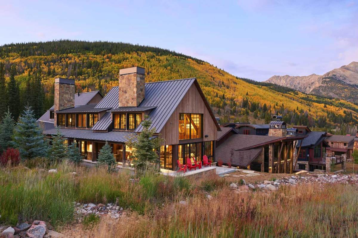 The use of wood and stone for exterior and interior is a great way to tie up the house and the nature around The use of wood and stone for exterior and interior is a great way to tie up the house and the nature around