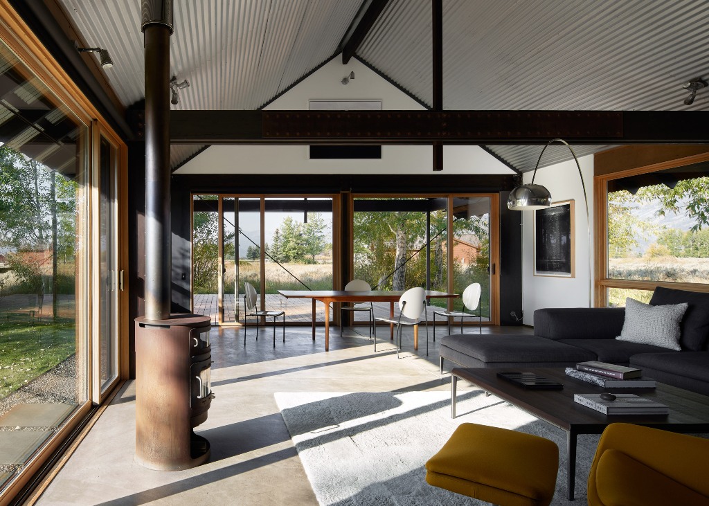 A more formal dining zone is located further, next to a glazed wall to enjoy the views