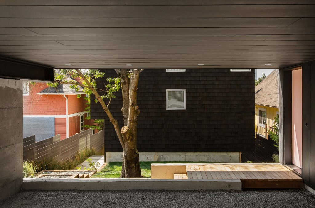 Here the car can be parked, and you may also see an inner courtyard with a tree