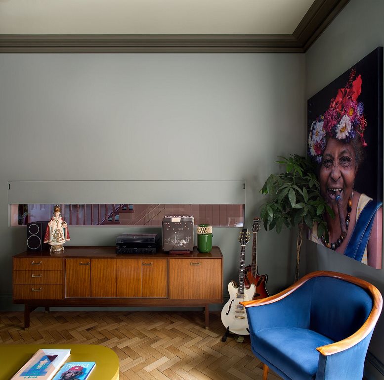 Bold artworks and work with sumptuous colors are the ways the designer gave live and character to this space