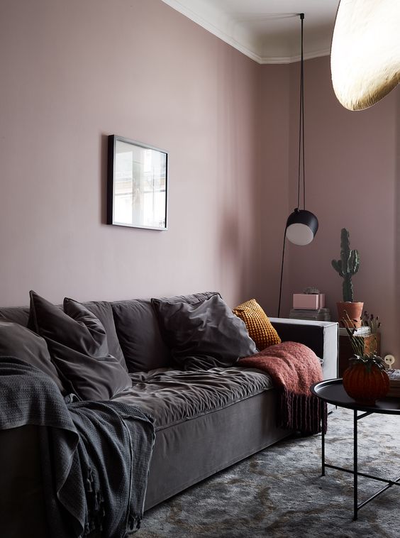 a chic mauve living room with black furniture for more drama, potted plants and pendant lamps looks wow