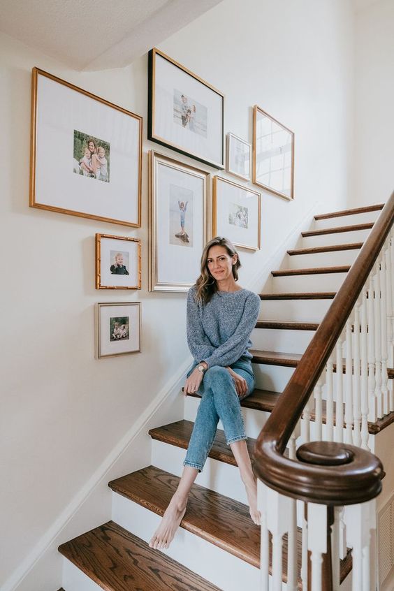 a small and pretty free form gallery wall with metallic frames is a cozy and relaxed idea to add a personalized touch