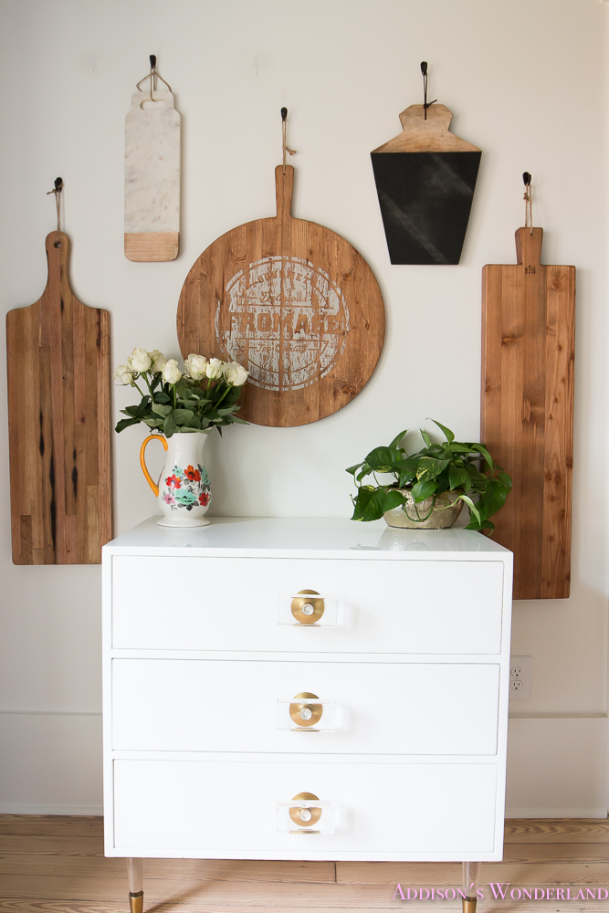 15 mismatching cutting boards of wood and stone are amazing to give a rustic and vintage feel to the space