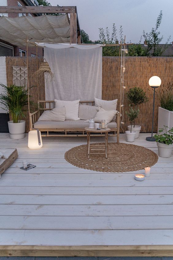 des bougies, des guirlandes lumineuses et des lampes modernes mobiles innovantes illuminent l'espace et le rendent très élégant