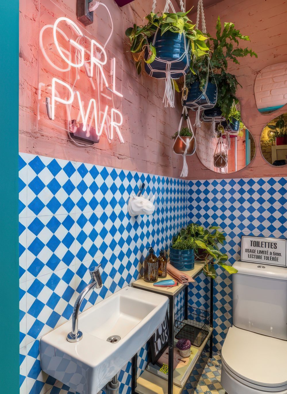 30 Jaw-Dropping Maximalist Bathroom Decor Ideas - DigsDigs