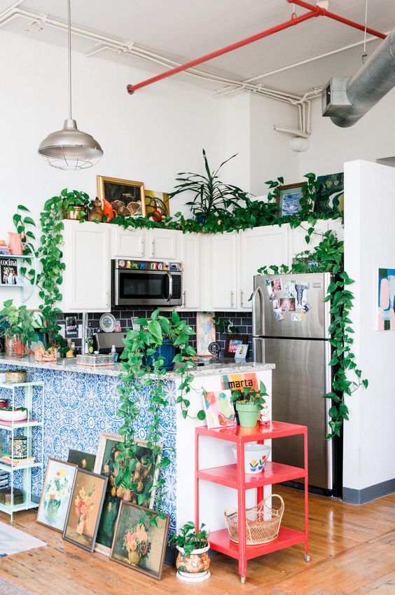 28 Maximalist Kitchen Decor Ideas That Wow - DigsDigs