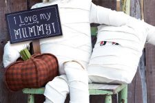 a mummy and a mummy pillow decoration put on a chair in your garden or on the front porch is a cool solution for Halloween