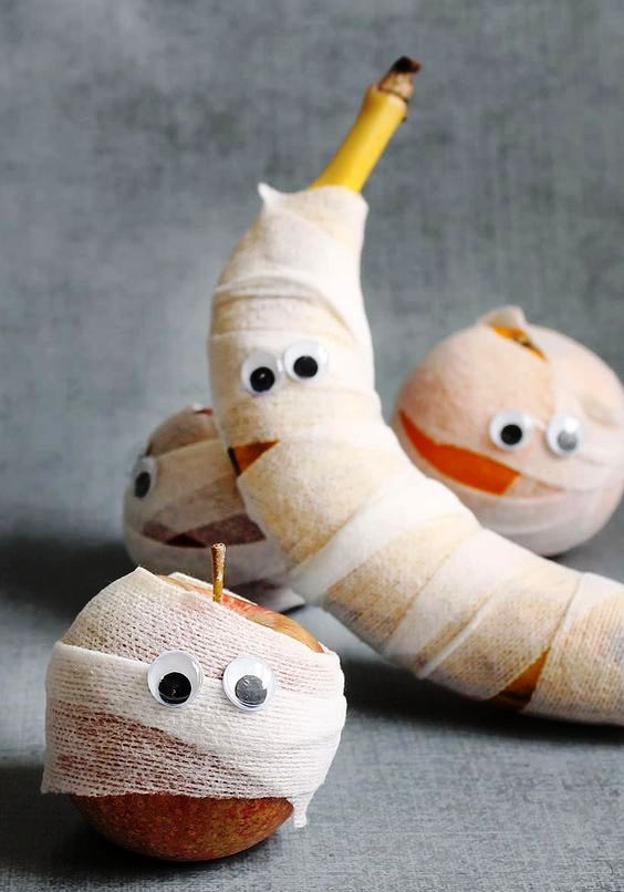 mummy fruits are perfect treats for kids' Halloween parties, make them fast and easily right now