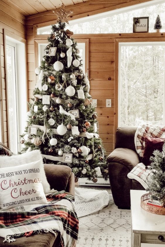 37 Woodland Glam Christmas Decor Ideas - DigsDigs