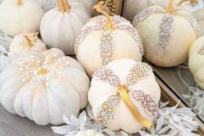 30 gorgeous glam Thanksgiving decor of pumpkins embellished in various ways is a pretty solution to rock