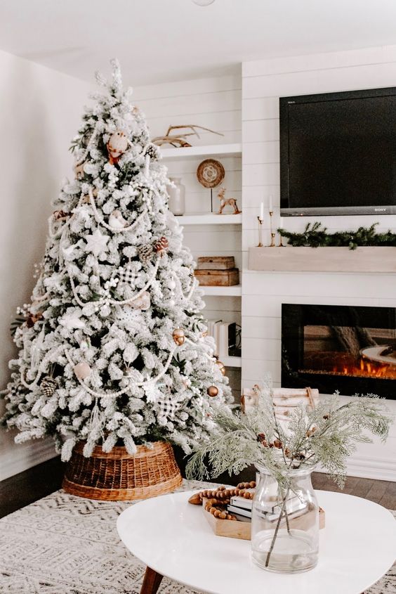 Elegant Winter Wonderland Christmas Tree