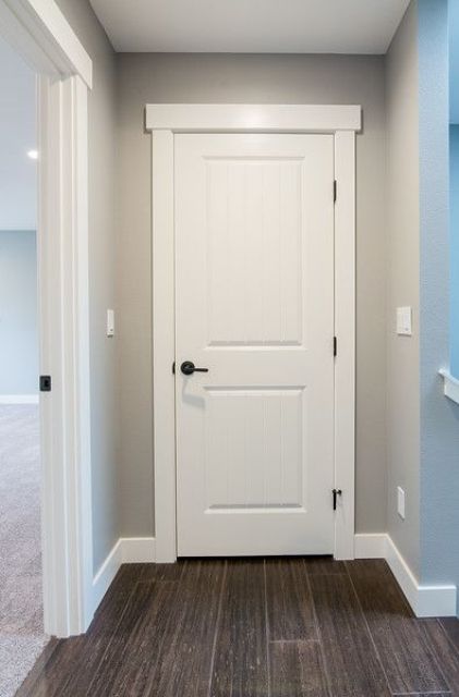 simple and regular crown molding framing the doorway to give the space a more neat and preppy look