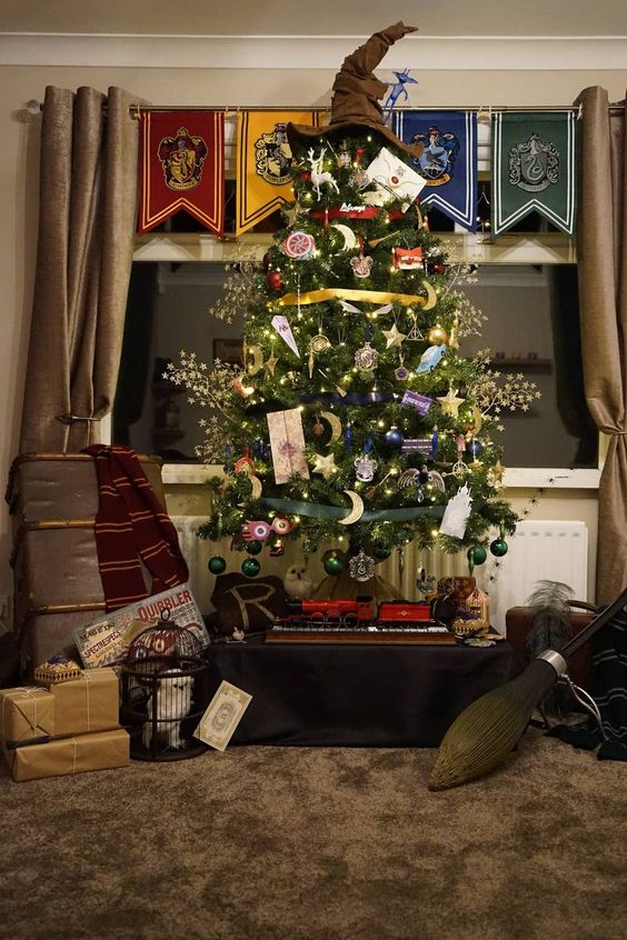 30 Enchanting Harry Potter Christmas Decor Ideas - DigsDigs