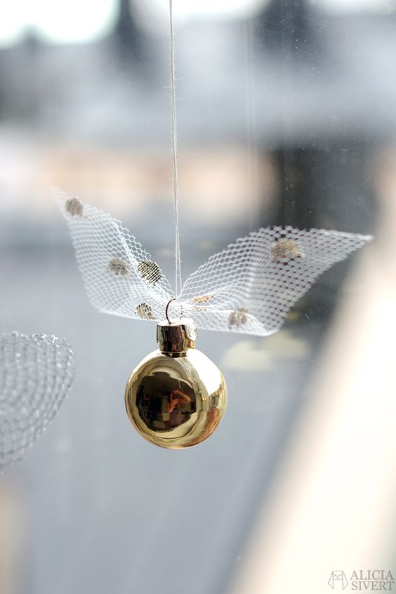 such a little Golden Snitch is easy to DIY, just add a bit of tulle to imitate wings and voila, a lovely ornament is ready
