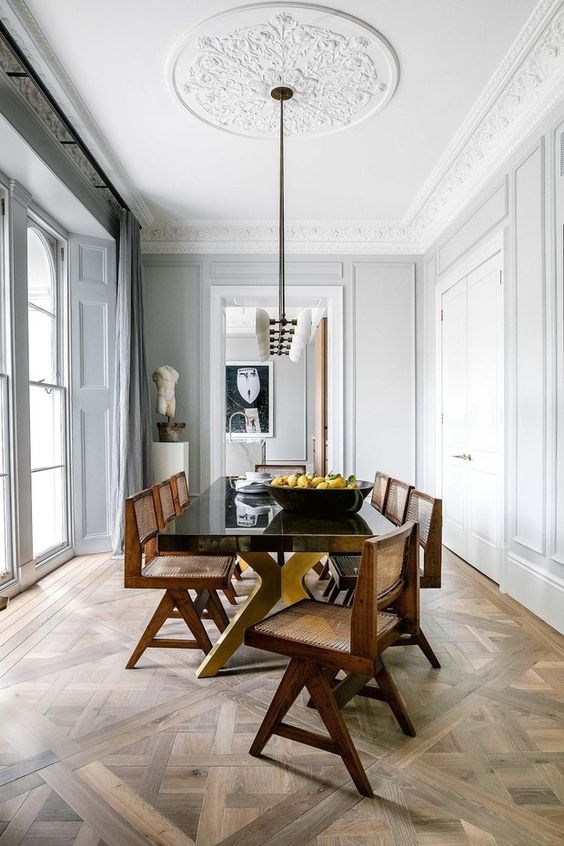 an oversized and chic ceiling medallion and an ultra-modern pendant lamp with white glass for a mid-century modern dining room