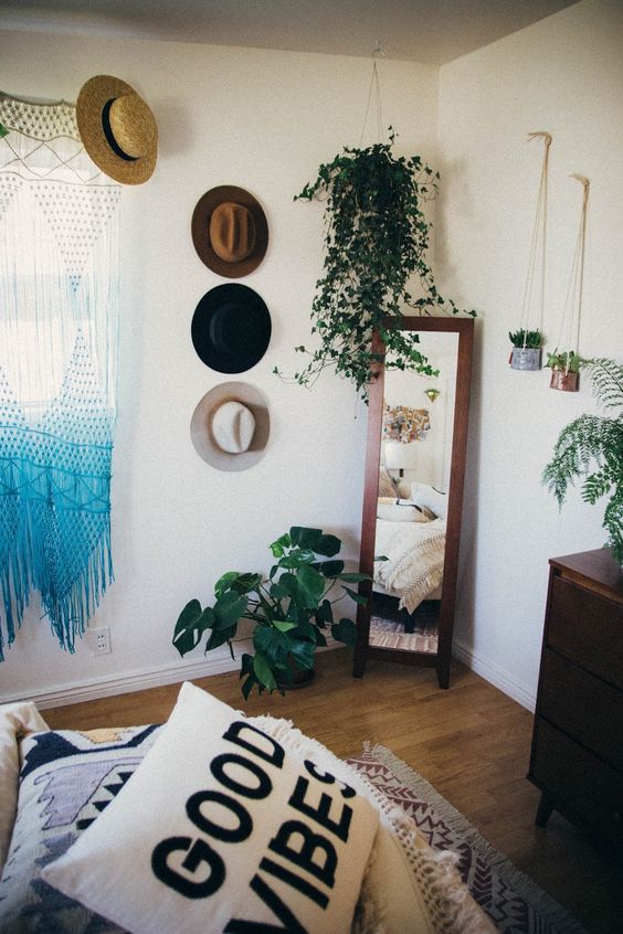 add a relaxed summer feel to the space placing some hats on the wall, they will be a nice fir for a boho space