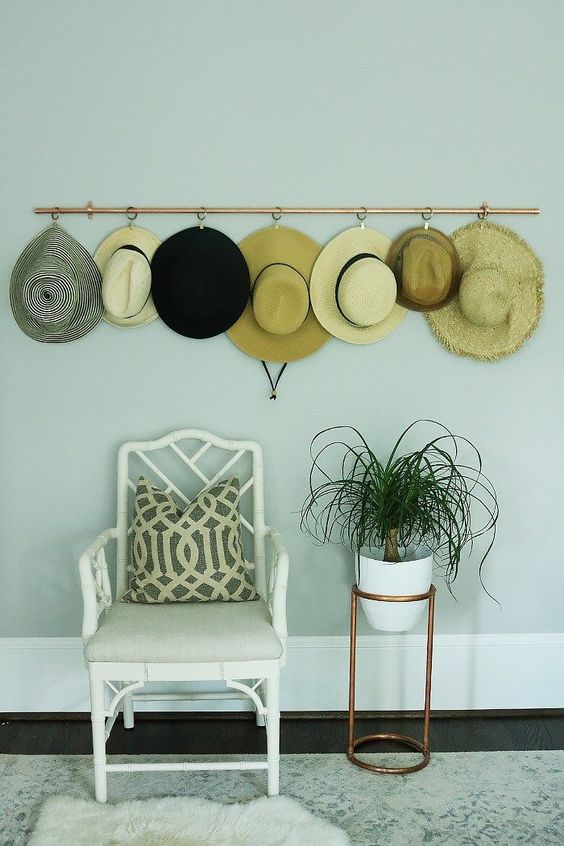 a copper hanger with hooks and pins is ideal to hold your hats, this is a pretty solution for an entryway or a closet