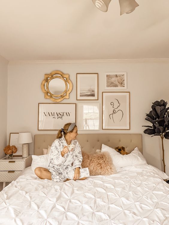 40 Beautiful And Cool Bedroom Gallery Walls - DigsDigs